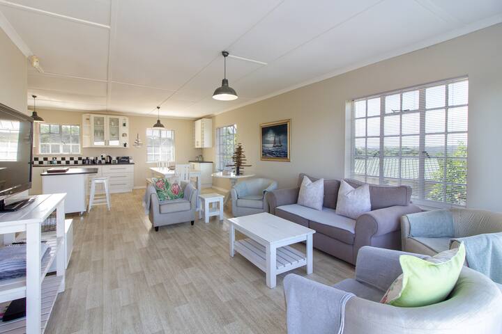 Ocean View: Wi-fi, Spacious Comfort, Views, Pets - Kenton-on-Sea