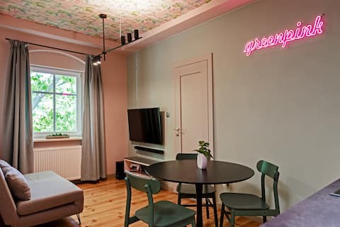 Greenpink apartment with parking, next to the Palm House