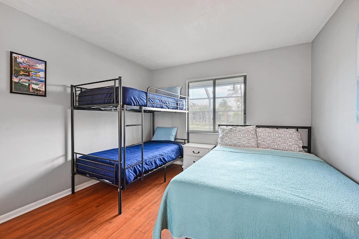 Двойни и двуетажни легла за комфортна нощна почивка.