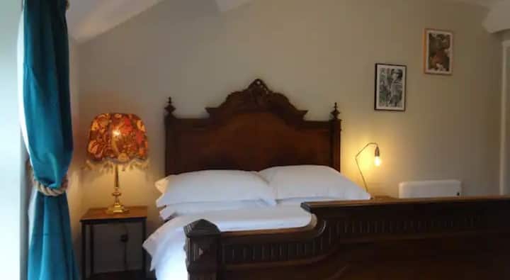 سرير مزدوج مذهل على طراز لويس السادس عشر على طراز الجوز. تقع غرفة النوم في أعلى درج اللوالب الملتوية مع جولة إلى غرفة النوم الخلفية.