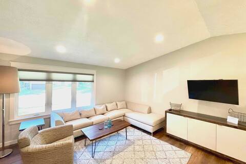 Hot Tub • High End • 5 beds• 5 miles to lU