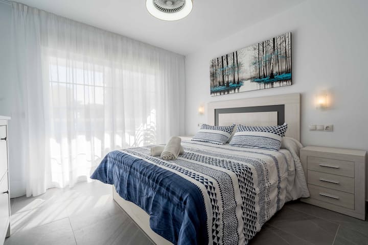 Dhomë gjumi kryesore me pamje nga deti, dalje e drejtpërdrejtë në tarracë, me ajër të kondicionuar dhe me dollap të integruar.