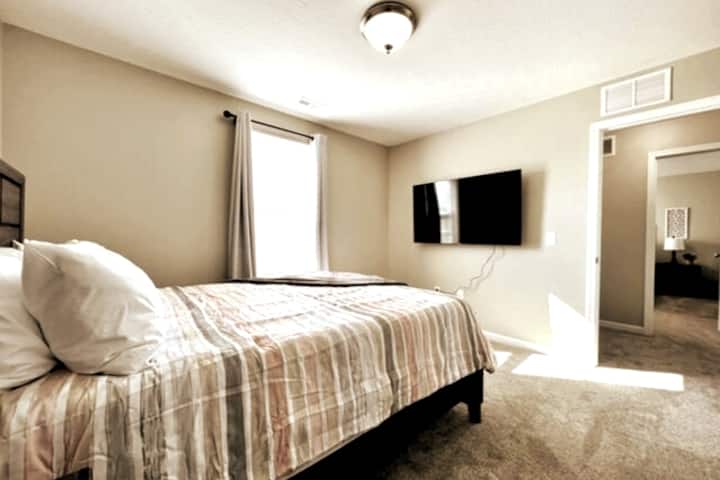 这间标准双人床卧室配有自己的平板电视。 我们的枕头和床都是高品质的，超级舒适。