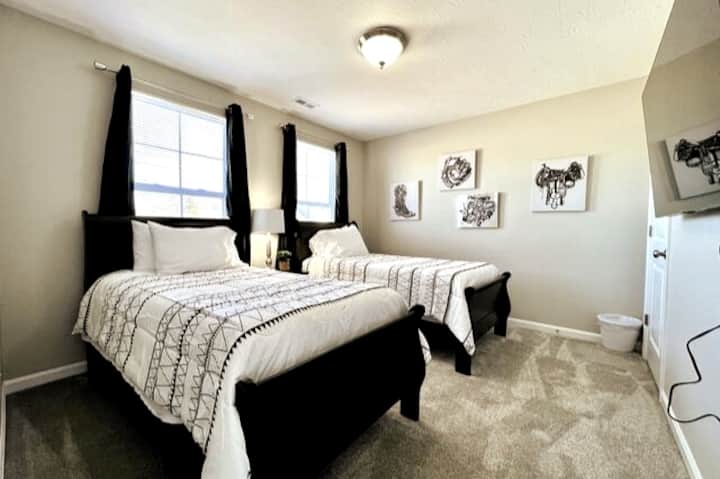 第四间卧室配有两张单人床、一台平板电视和充足的存储空间，可供拆卸。