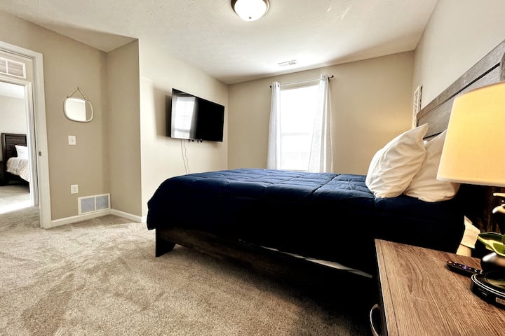 这间标准双人卧室配有舒适的床垫、平板电视，白天自然采光。