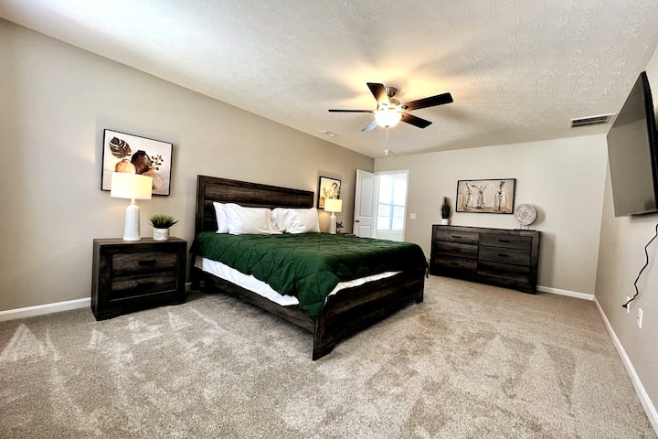 加大双人床主卧套房设有独立卧室、平板电视和充足的储物空间。