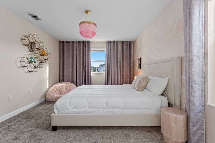 สัมผัสเสน่ห์ที่ไม่คาดคิดในห้องนอนควีนไซส์สีชมพูสดใสมีชีวิตชีวาและความสะดวกสบายที่อบอุ่นเพื่อการเข้าพักที่น่ารื่นรมย์ไม่เหมือนใคร