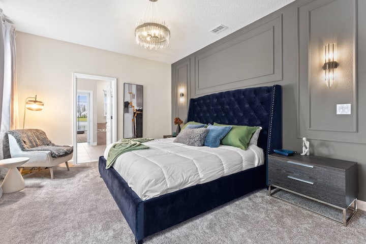 ดื่มด่ำกับเสน่ห์แบบฝรั่งเศสตลอดกาลด้วยห้องนอนคิงไซส์ที่ได้รับการออกแบบอย่างหรูหรากระตุ้นความซับซ้อนและความโรแมนติกเพื่อการเข้าพักที่มีเสน่ห์อย่างแท้จริง 