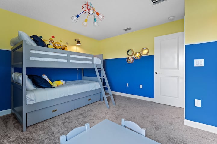 เริ่มการผจญภัยที่แปลกใหม่ในห้องนอนชั้นบนที่ประดับประดาไปด้วยเตียงสองชั้นธีมมินเนี่ยนที่น่าเล่นสร้างสถานที่พักผ่อนที่มีชีวิตชีวาและจินตนาการสำหรับเด็กทุกวัย 