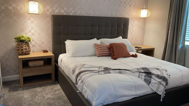 ห้องนอนควีนไซส์ใหญ่พร้อมห้องน้ำส่วนตัวให้สถานที่พักผ่อนที่หรูหราเพื่อการพักผ่อนและความสะดวกสบายสูงสุด