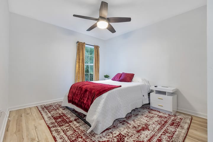 Спалня 1B: Удобна спалня тип Куин с кафява атмосфера и вход на Джак и Джил към банята (на долния етаж)