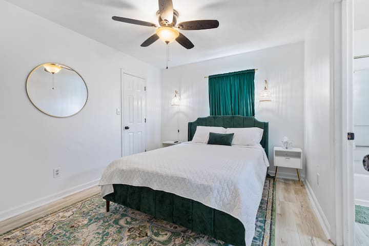 Спалня 4B: Основна спалня с удобно двойно легло и самостоятелен вход към банята и телевизор