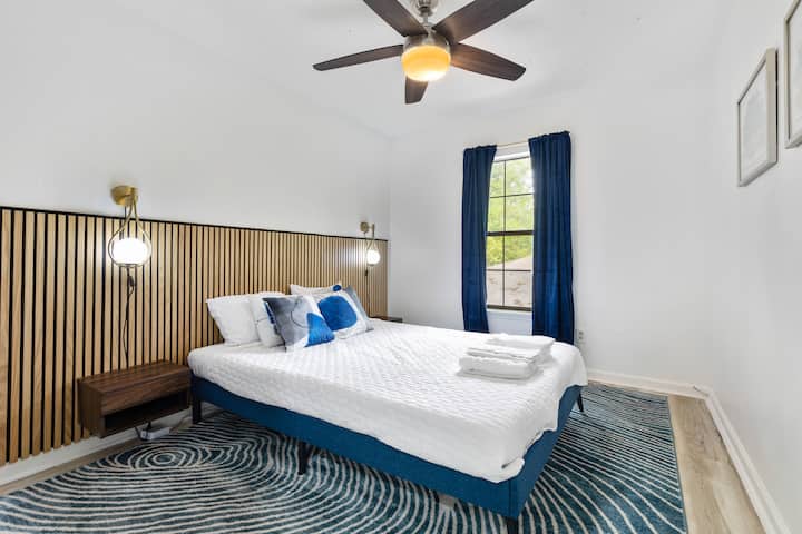 Спалня 3B: Удобно двойно легло с чисти кърпи за престоя ви в модерна синя стая