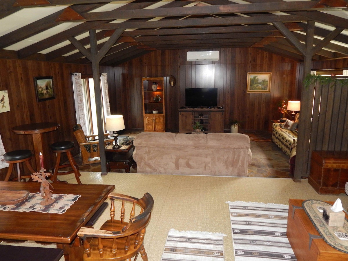 Picturesque Rock View Cabin on over 5 acres Cabins for Rent in