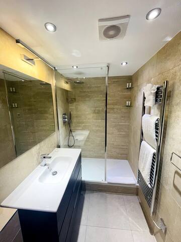 Modern 2 bed in Cromwell Road. gallery image 5