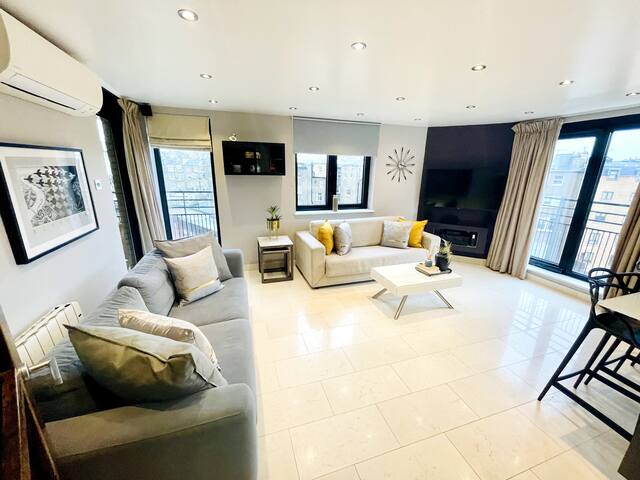 Modern 2 bed in Cromwell Road. gallery image 2