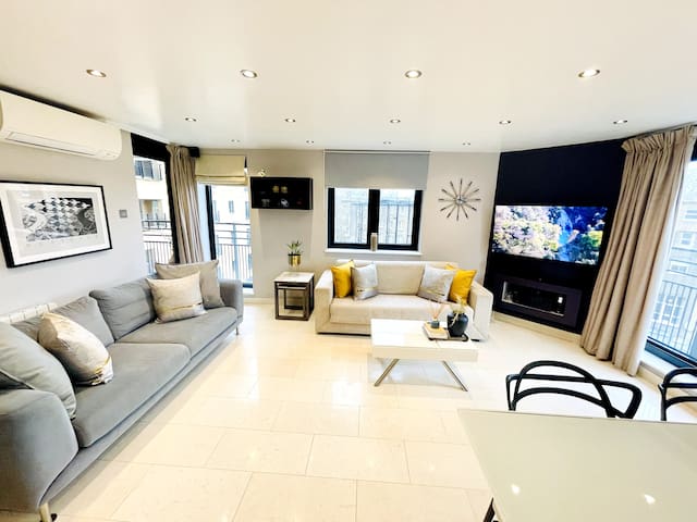 Modern 2 bed in Cromwell Road.