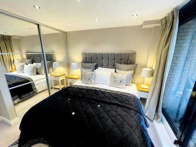 Modern 2 bed in Cromwell Road. gallery image 3