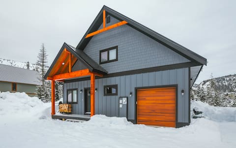 Top Airbnb: Slope Side Retreat with Hot Tub in Fraser Valley C