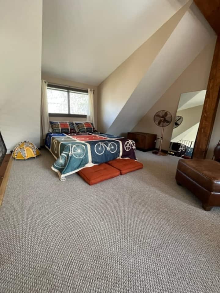 el loft de arriba tiene vistas a la sala de estar y es un gran espacio para hacer el trabajo de oficina en el escritorio o leer en la silla de cuero. También es un gran espacio para hacer algo después de la relajación del senderismo. 