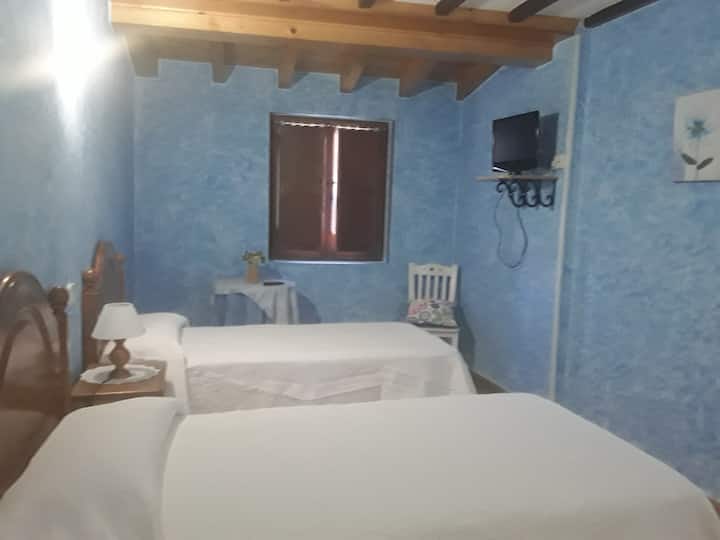 غرفة نوم بإطلالة على الحمام وإطلالة على