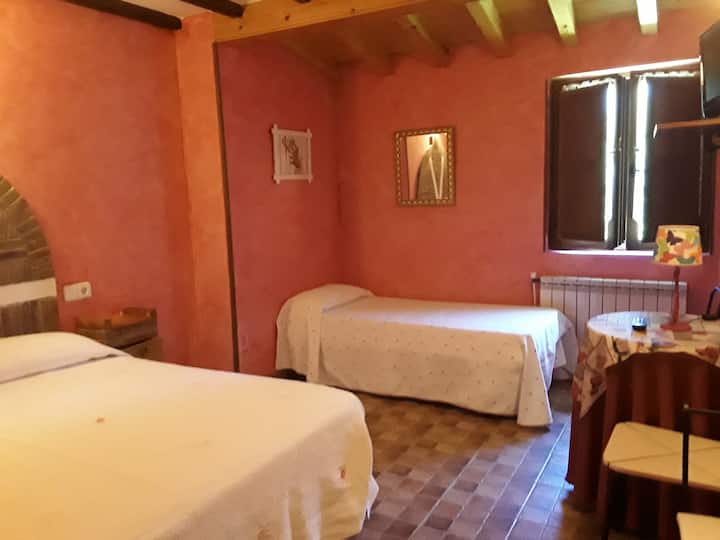 غرفة نوم مزدوجة بحمام بإطلالة على البلد