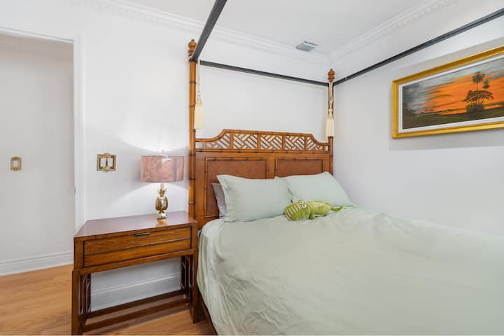 The third bedroom with a queen bed and a painting of a Florida sunset over the Everglades by Ray McClendon, a still living second generation Florida Highwaymen. Also every single mattress in this unit comes straight from the Four Seasons!