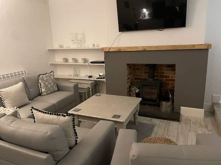 Beautifully Renovated Cottage next to Beach Houses for Rent in