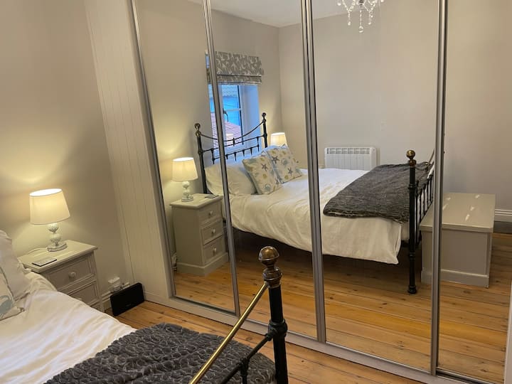 Спалня 2 - голям огледален плъзгащ се гардероб 