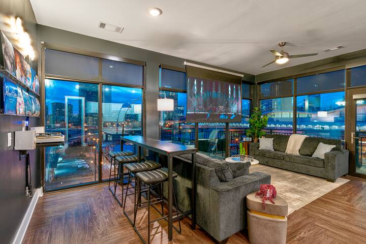 Downtown Skyline Penthouse | 2 blocks to Broadway