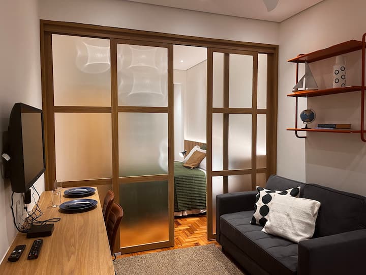 Camera in due ambienti : soggiorno con Smart TV e camera da letto 