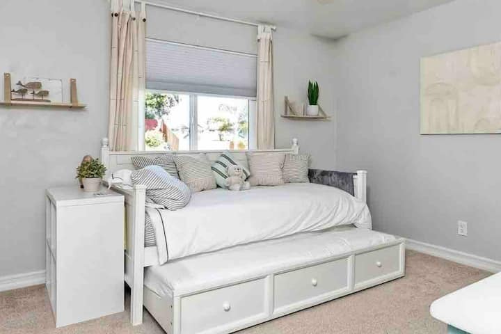 Dvojposteľ s rozkladacou posteľou. 