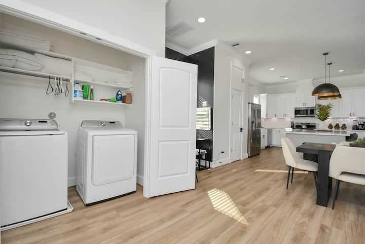 Paradise Palace Best Rooftop in HTX w/ Hot Tub - Airbnb