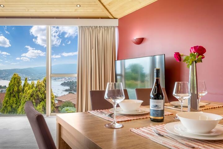 BELLA VISTA. Views forever, Large Family Home. gallery image 2