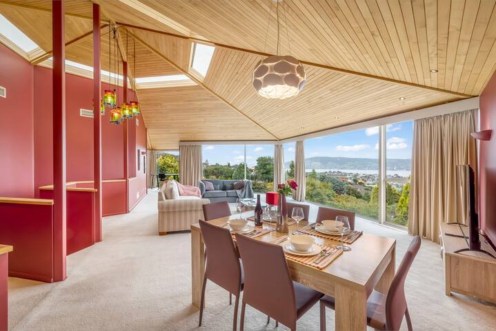 BELLA VISTA. Views forever, Large Family Home. gallery image 3