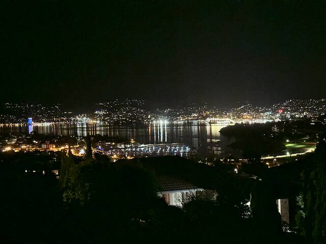 BELLA VISTA. Views forever, Large Family Home. gallery image 5