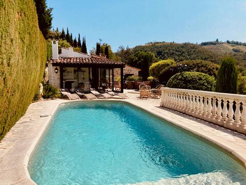 Beautiful house with a view Pool & outdoor kitchen