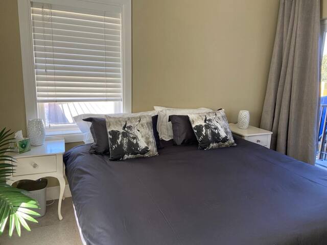 Modern city townhouse with rooftop terrace views gallery image 2