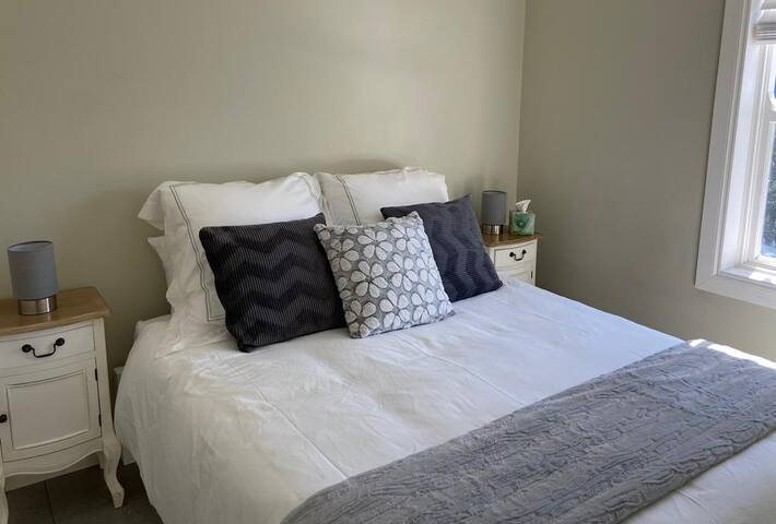 Modern city townhouse with rooftop terrace views gallery image 5