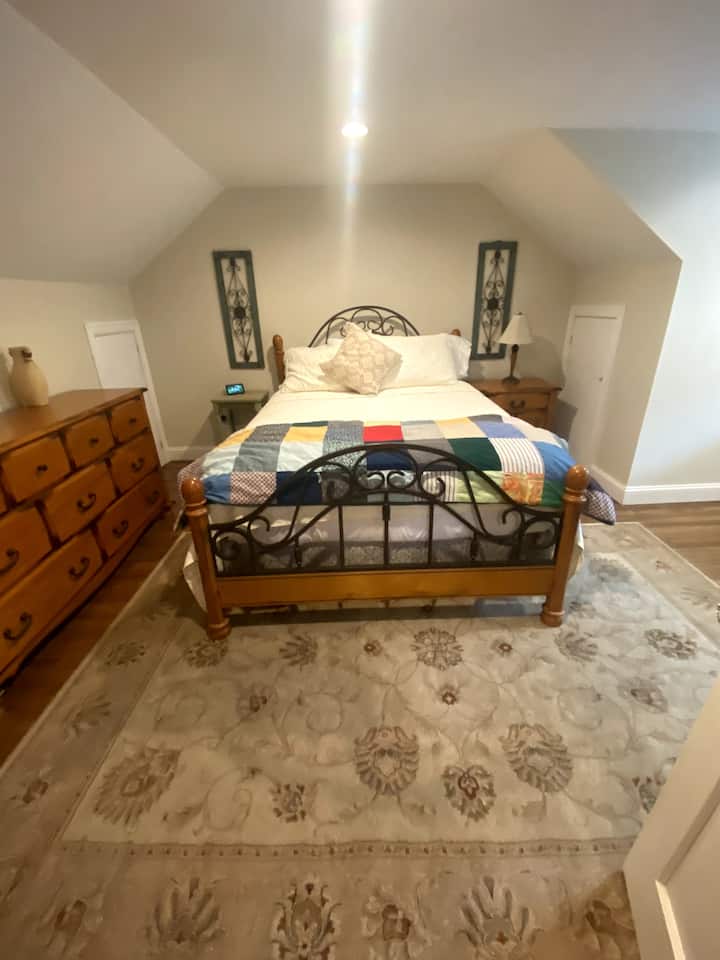 Na katu je spavaća soba br. 3.  Bračni krevet (širine 150-179 cm) i bračni krevet (širine 150-179 cm) u spavaonici 