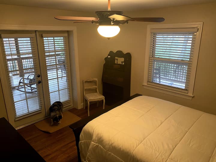 Spavaća soba na 1. katu (bračni krevet (160x200)) s francuskim vratima koja vode do natkrivenog trijema