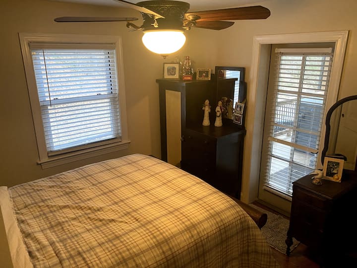 Spavaća soba na prvom katu 2.  Bračni krevet s vratima koja vode do natkrivenog trijema.  Ormar i umivaonik u spavaćoj sobi