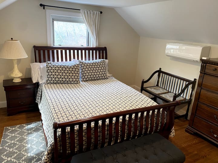 Spavaća soba na katu br. 4.  Nova mini jedinica za grijanje/klimatizaciju.  Bračni krevet (širine 150-179 cm) i krevet za jednu osobu (širine 150-179 cm) u spava