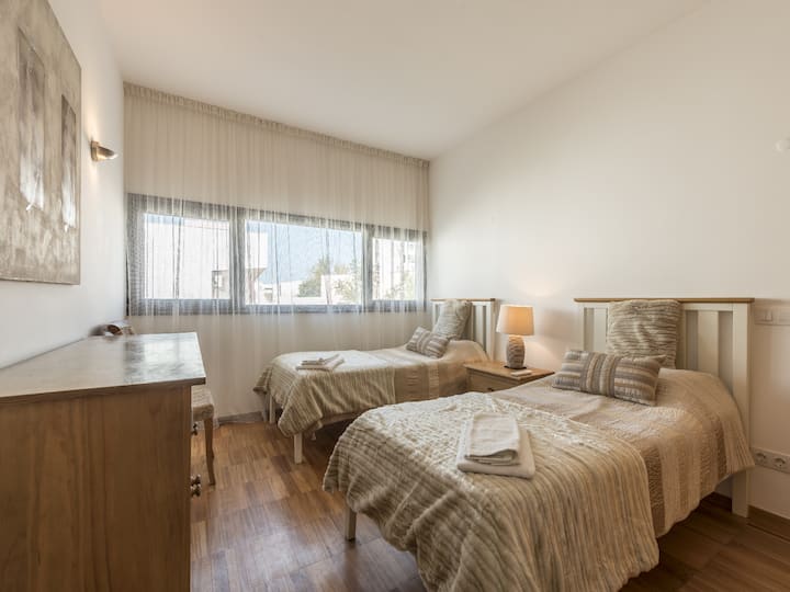 Spavaća soba s dva odvojena kreveta - Jedna od spavaćih soba u apartmanu A Fábrica opremljena je s dva odvojena kreveta, što gostima pruža udoban i fleksibilan raspored spavanja.			