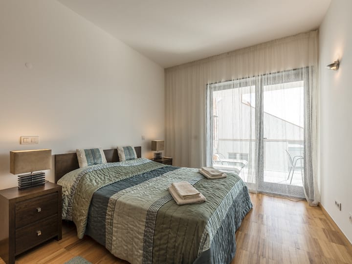 Spavaća soba s namještenim balkonom	- Jedna od spavaćih soba u apartmanu A Fábrica ima izravan pristup namještenom balkonu koji nudi privatni vanjski prostor za opuštanje i uživanje na svježem zraku.			