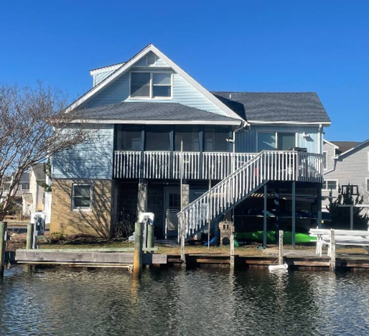 4 BR Cottage on the water/dockWalk to the Beach! Cottages for Rent