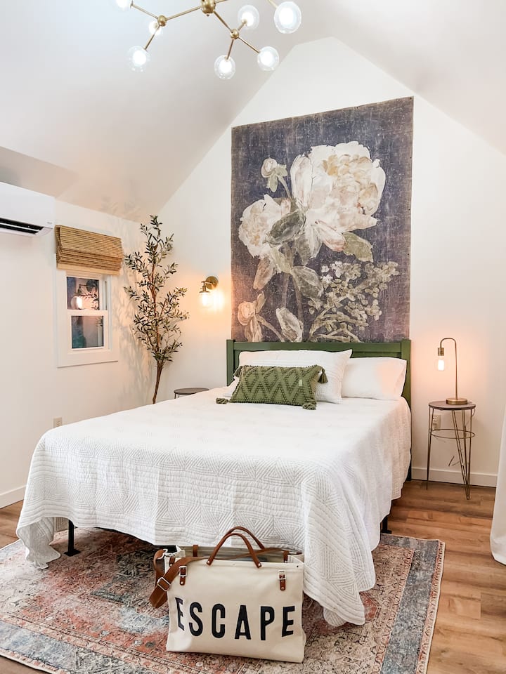 Duerme con los sonidos relajantes de la naturaleza justo afuera de tu ventana. Dormitorio principal con cama tamaño queen