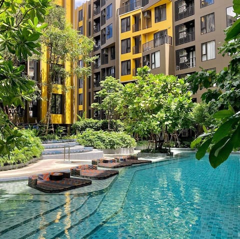 One-bedroom Condo with Pool & Gym