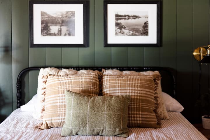 Një vend i shenjtë i hareshëm ku rehatia takon stilin. Krevati ynë i ri "queen" të fton të zhytesh në një gjumë të qetë, ndërsa muri elegant lëshon një shkëlqim të ngrohtë, duke hedhur një ambient komod dhe duke përfunduar pushimin e përsosur për pushim dhe relaksim.