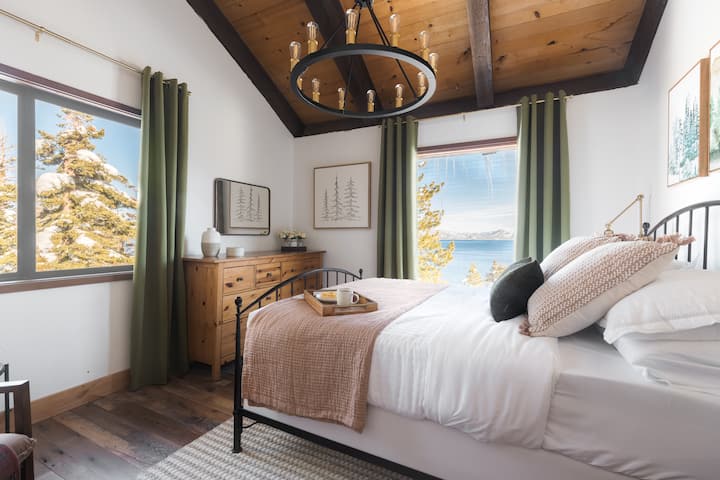 Kënaqu me bukurinë e qetë të liqenit Tahoe nga komoditeti i dhomës sonë moderne fshatare, të dizajnuara me kujdes për të siguruar një arratisje të rafinuar malore dhe për të ngritur lart qëndrimin tënd.